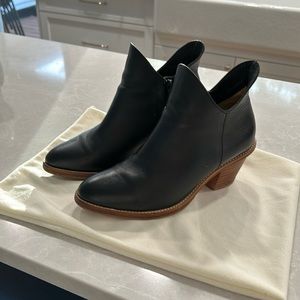 Poppy Barley Black 2.5 Ankle boots. Size 8.5